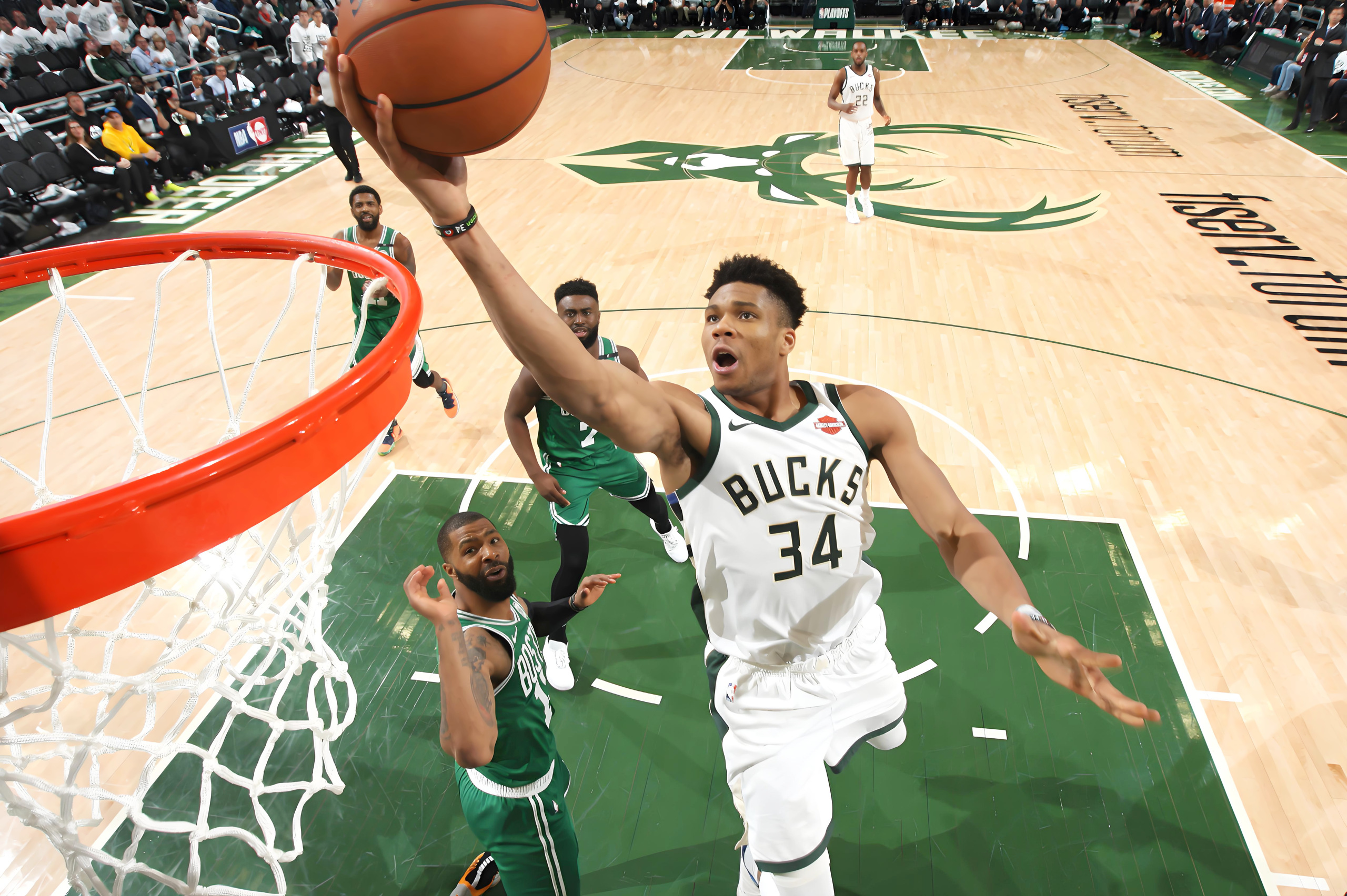 字母哥在独行侠比赛中挺进下一轮，绝杀引发热议！